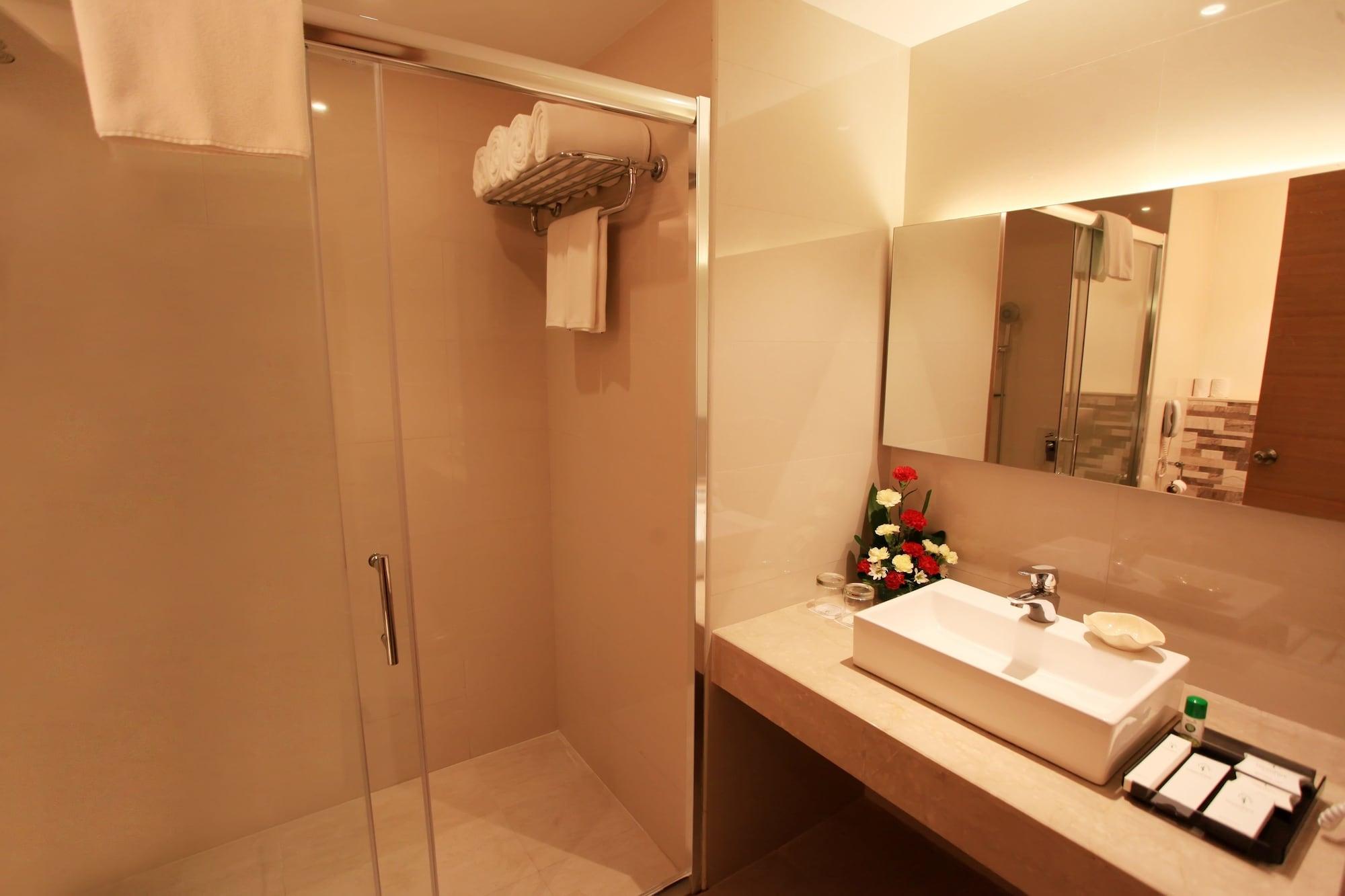 Greenpark Chennai Dış mekan fotoğraf A shower cubicle