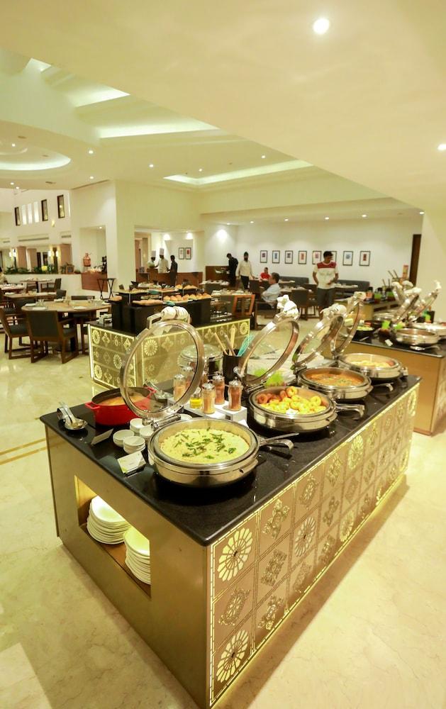 Greenpark Chennai Dış mekan fotoğraf A buffet at a hotel
