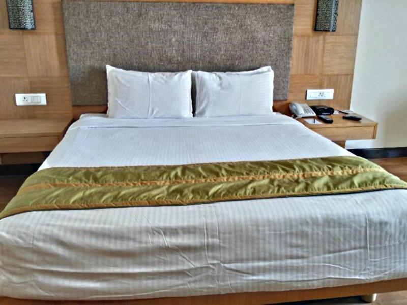 Greenpark Chennai Dış mekan fotoğraf A bed with a bed runner