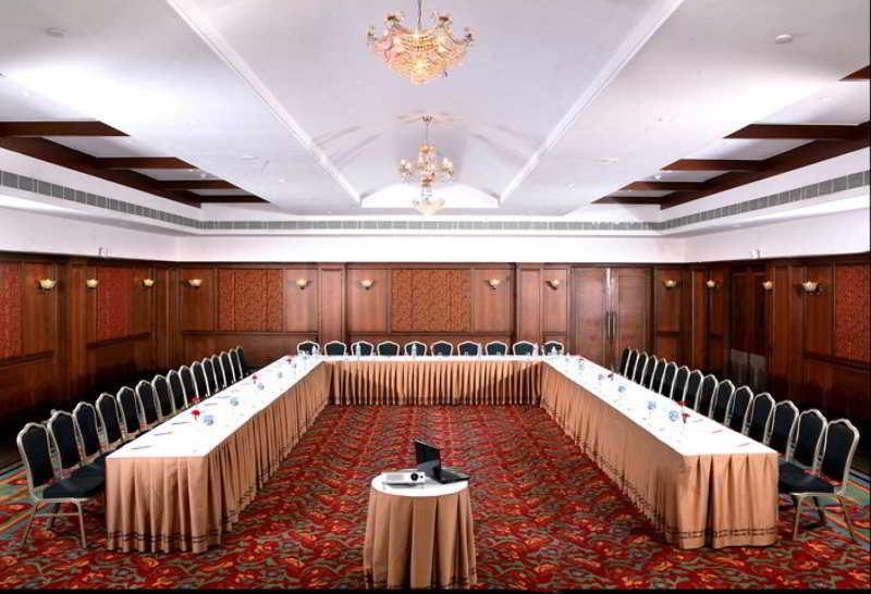 Greenpark Chennai Dış mekan fotoğraf A meeting room at a hotel
