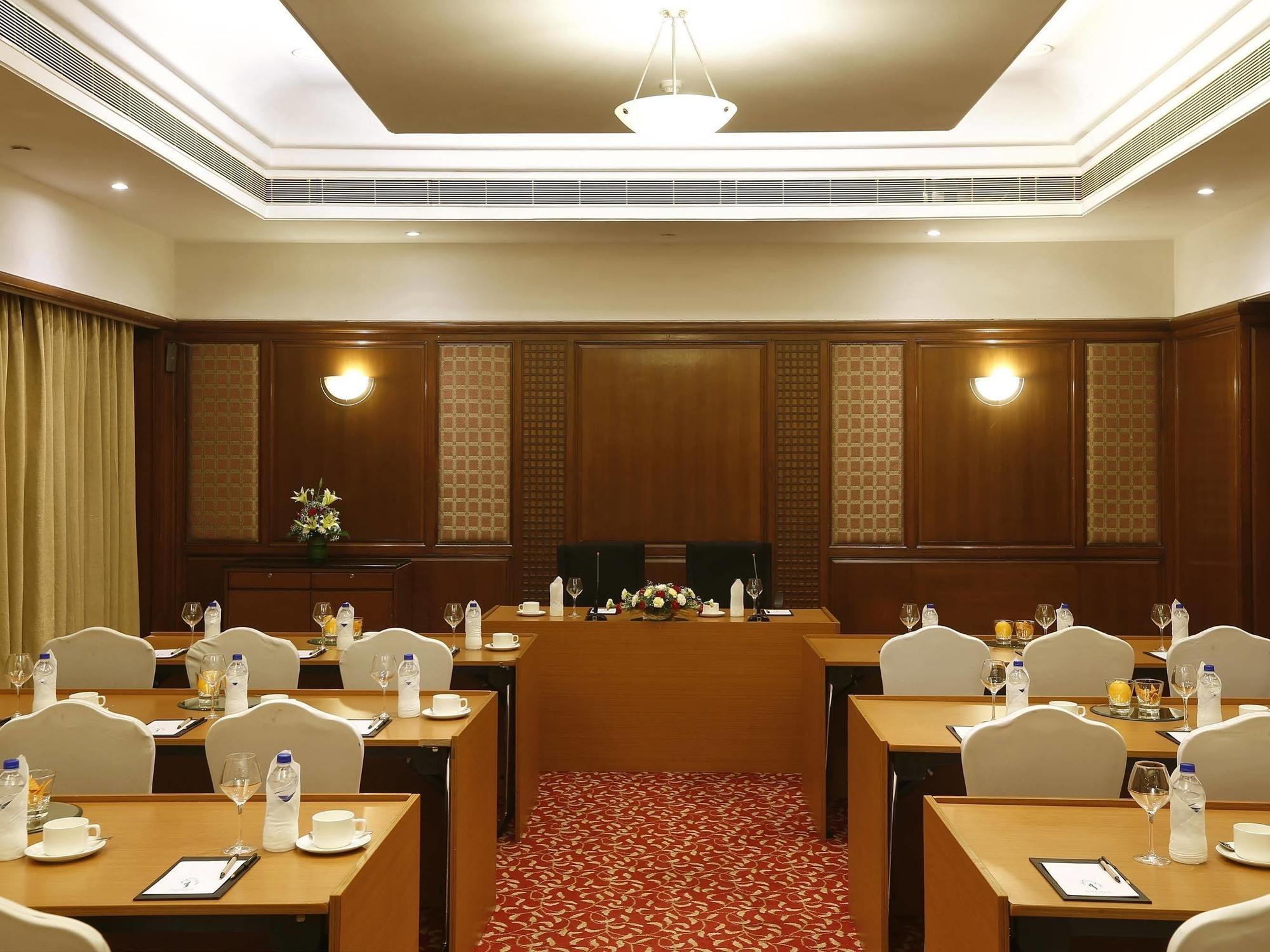 Greenpark Chennai Dış mekan fotoğraf A meeting room at a hotel