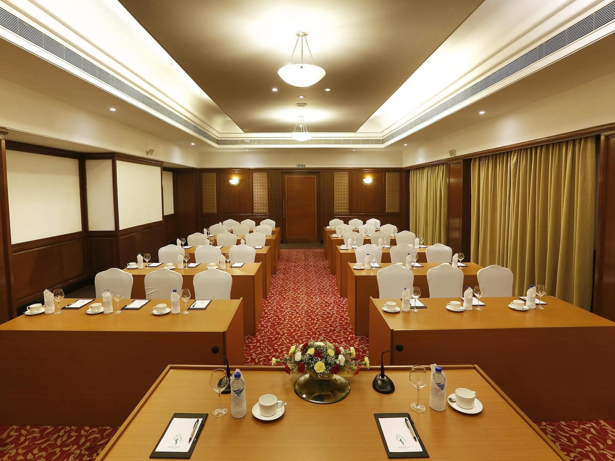 Greenpark Chennai Dış mekan fotoğraf Meeting room at the Taj Bengal