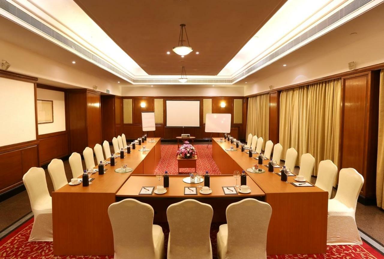 Greenpark Chennai Dış mekan fotoğraf A meeting room at a hotel