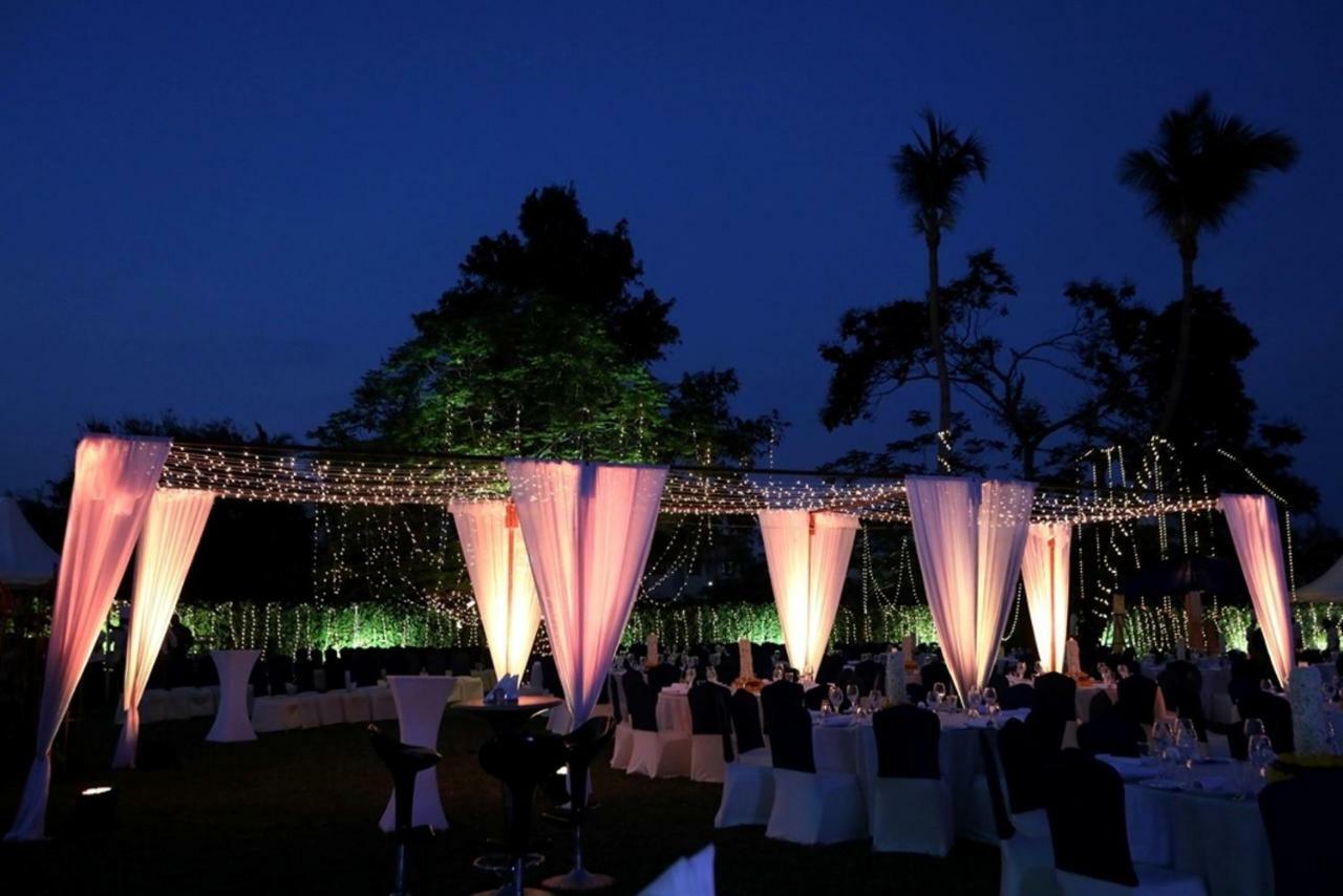 Greenpark Chennai Dış mekan fotoğraf A wedding reception at the Taj Bengal
