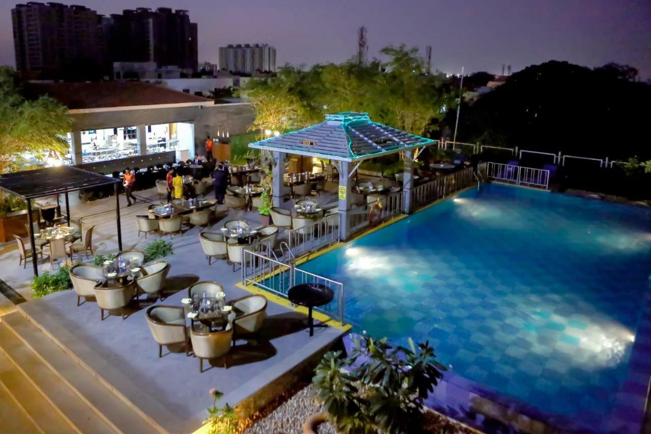 Greenpark Chennai Dış mekan fotoğraf The swimming pool at the hotel